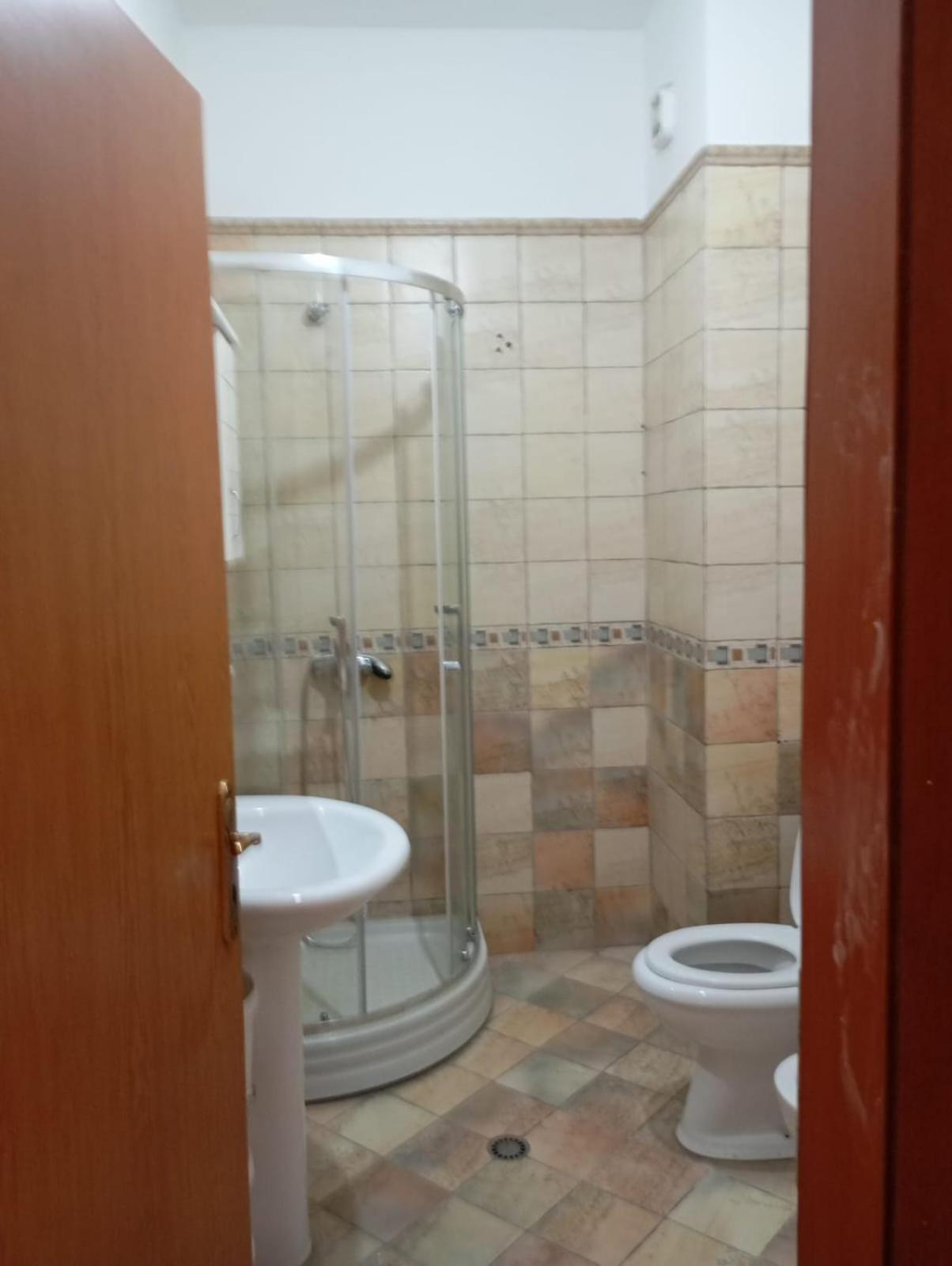 Royal 3 Hostel Тирана Екстериор снимка
